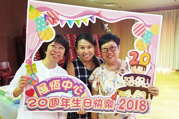 曾於非牟利弱智人士日間活動中心暨宿舍擔任主管逾10年的Joanna(左),早前出席中心周年紀念活動,與舊同事及學員家屬合照。 曾於非牟利弱智人士日間活動中心暨宿舍擔任主管逾10年的Joanna(左),早前出席中心周年紀念活動,與舊同事及學員家屬合照。