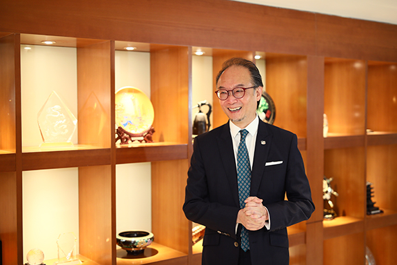 江智蛟一家都是「會計人」,自己是英國特許會計師及香港執業會計師,妻子是加拿大特許會計師,兒子是通過公會專業資格課程(QP)考取會計師資格,女兒是美國註冊會計師。他慶幸當年立志以會計為事業目標,令他獲益良多,建立不錯事業,有理想收入,更帶來美滿生活和家庭。 江智蛟一家都是「會計人」,自己是英國特許會計師及香港執業會計師,妻子是加拿大特許會計師,兒子是通過公會專業資格課程(QP)考取會計師資格,女兒是美國註冊會計師。他慶幸當年立志以會計為事業目標,令他獲益良多,建立不錯事業,有理想收入,更帶來美滿生活和家庭。