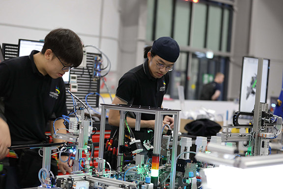 Tony(右)2019年代表香港,遠赴俄羅斯喀山出戰「世界技能大賽」,並於「機電一體化」項目與拍檔勇奪優異獎章。 Tony(右)2019年代表香港,遠赴俄羅斯喀山出戰「世界技能大賽」,並於「機電一體化」項目與拍檔勇奪優異獎章。