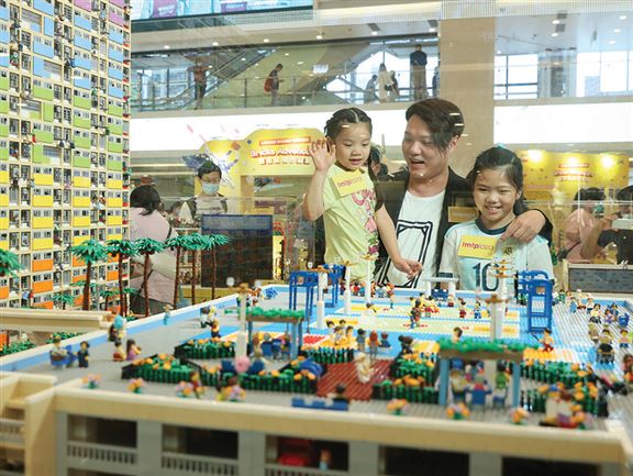 洪子健作品在屯門市廣場展出。他說,砌LEGO和踢足球是人生兩大愛好,兩女兒深得他「真傳」,幼女砌LEGO創意十足,而大女熱愛足球,還加入了球會接受青訓。 洪子健作品在屯門市廣場展出。他說,砌LEGO和踢足球是人生兩大愛好,兩女兒深得他「真傳」,幼女砌LEGO創意十足,而大女熱愛足球,還加入了球會接受青訓。
