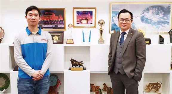 鄭偉能(右)說,公司設有眾多培訓計劃,包括Leaders Executives Accelerating Programme,為任職10年以上的中層管理員工提供訓練,加強領導、團隊管理能力及創意思維。圖左為學徒黃聯森。 鄭偉能(右)說,公司設有眾多培訓計劃,包括Leaders Executives Accelerating Programme,為任職10年以上的中層管理員工提供訓練,加強領導、團隊管理能力及創意思維。圖左為學徒黃聯森。