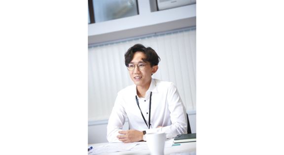 陳梓健完成畢業生培訓計劃(Scheme A),現參加公司為期1年的年青工程師計劃(Young Engineers Scheme, YES),冀於2年內考取香港工程師學會專業資格。 陳梓健完成畢業生培訓計劃(Scheme A),現參加公司為期1年的年青工程師計劃(Young Engineers Scheme, YES),冀於2年內考取香港工程師學會專業資格。