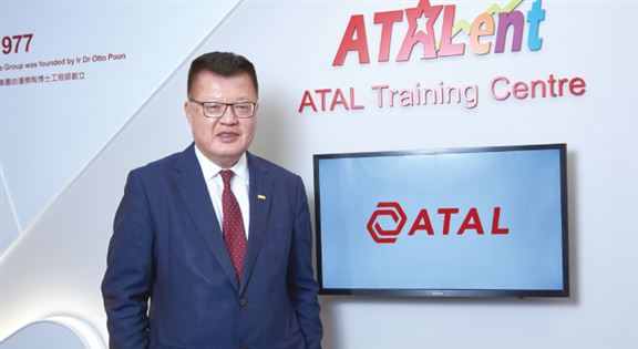 羅威德說,集團目前已發展12個內部培訓系列,涵蓋ATAL Familiarisation、管理層分享、專業技術、質安環、BIM、項目管理、合約管理、軟技能、資訊科技與企業資源規劃(ERP)及其他企業職能系列等。 羅威德說,集團目前已發展12個內部培訓系列,涵蓋ATAL Familiarisation、管理層分享、專業技術、質安環、BIM、項目管理、合約管理、軟技能、資訊科技與企業資源規劃(ERP)及其他企業職能系列等。