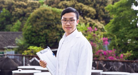 IVE食品科技及安全高級文憑畢業生廖志華(Eric)現為一本地醬園的品質保證主任,日常需要巡查廠房及進行各項驗證工作,確保廠房的環境及生產的產品合符政府的環境衞生及食物安全相關法例要求。 IVE食品科技及安全高級文憑畢業生廖志華(Eric)現為一本地醬園的品質保證主任,日常需要巡查廠房及進行各項驗證工作,確保廠房的環境及生產的產品合符政府的環境衞生及食物安全相關法例要求。