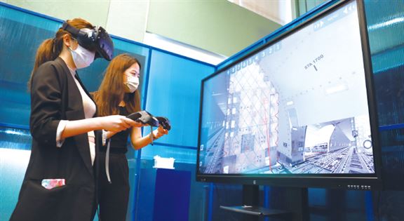 IVE提供AR及VR教學設施,讓學員體驗各種航空貨運工作的實際環境。 IVE提供AR及VR教學設施,讓學員體驗各種航空貨運工作的實際環境。