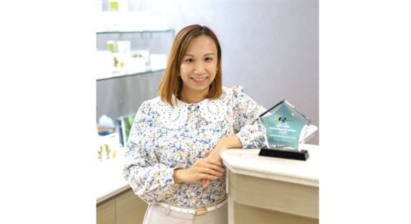 Connie稱,除了實體店,Ever-Beauty近年開拓電商網店及手機應用程式購物平台,經營理念皆是把焦點集中在 「關顧客人」之上。 Connie稱,除了實體店,Ever-Beauty近年開拓電商網店及手機應用程式購物平台,經營理念皆是把焦點集中在 「關顧客人」之上。