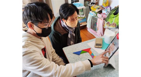 IVE社區服務策劃及領航高級文憑畢業生葉俊(左)現為職業治療助理,每月都會到長者家中進行訓練活動。 IVE社區服務策劃及領航高級文憑畢業生葉俊(左)現為職業治療助理,每月都會到長者家中進行訓練活動。