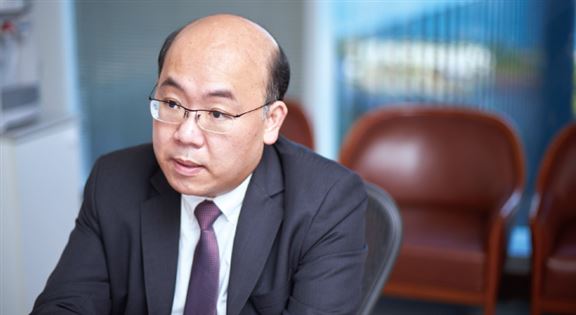 周文港說,據歐洲工商管理學院「2022年全球人才競爭力指數」,以城市計,新加坡名列第6,香港僅排21,故本港需提升人才競爭力。 周文港說,據歐洲工商管理學院「2022年全球人才競爭力指數」,以城市計,新加坡名列第6,香港僅排21,故本港需提升人才競爭力。
