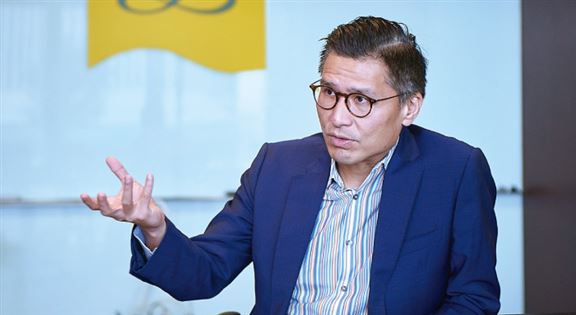 邱達根說,本港發展科技較重應用,未來要趨向研發, 但目前科研人員只三至四萬人,不足應付需求。 邱達根說,本港發展科技較重應用,未來要趨向研發, 但目前科研人員只三至四萬人,不足應付需求。