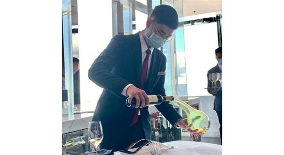 ICI葡萄酒及飲品商業管理高級文憑畢業生廖天朗分享,課程採用活動教學,校內每星期舉辦的試酒活動,讓他有很多機會接觸酒商及企業,了解最新市場發展,獲益匪淺。 ICI葡萄酒及飲品商業管理高級文憑畢業生廖天朗分享,課程採用活動教學,校內每星期舉辦的試酒活動,讓他有很多機會接觸酒商及企業,了解最新市場發展,獲益匪淺。